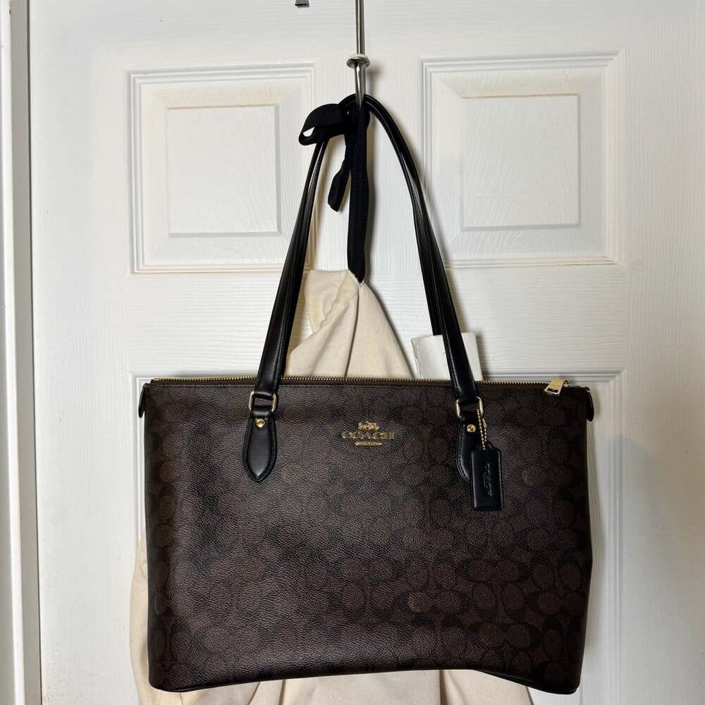 Coach Sig Gllry Tot Bag CW381 Walnut Black Signature Canvas